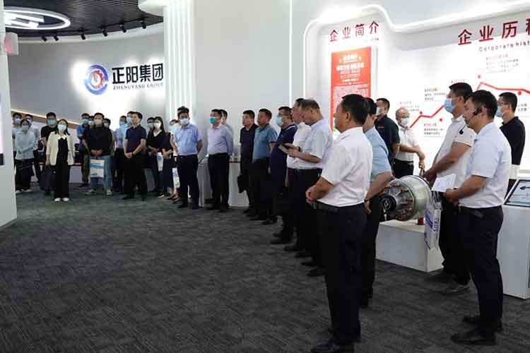 濟(jì)寧地區(qū)高端裝備制造各龍頭企業(yè)組團(tuán)到正陽集團(tuán)考察參觀，尋求合作，共謀發(fā)展